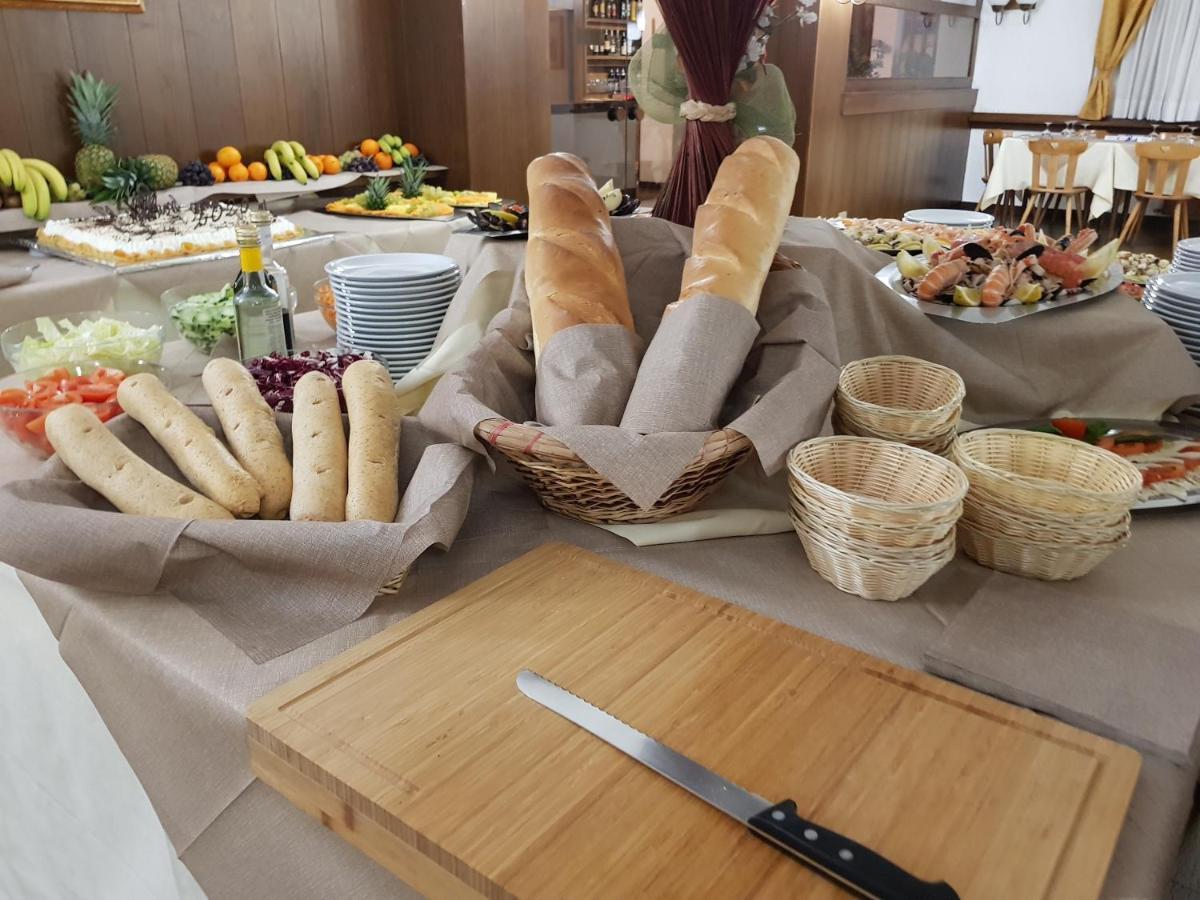 Hotel Alle Tre Baite Санта Катерина Валфурва Екстериор снимка